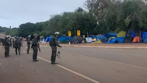 Exército e PM desocupam acampamento no QG - Imagem: reprodução Youtube Metrópoles