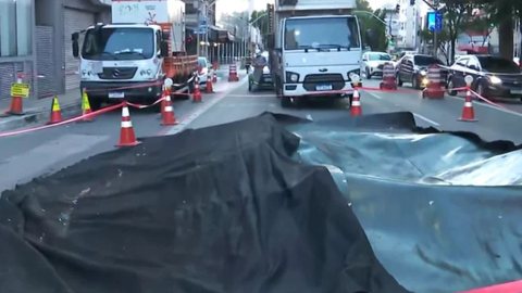 Explosão abre cratera na Consolação e bloqueia via no sentido Jardins - Imagem: Reprodução / Globoplay