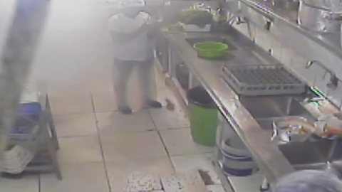 VÍDEO - Cozinheira morre no 1° dia de trabalho após explosão de panela de pressão - Imagem: reprodução