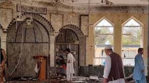 Explosão em mesquita do Afeganistão mata clérigo e civis - Imagem: reprodução grupo bom dia