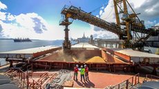 Em uma década, Brasil exportou US$ 838,8 bilhões para a China, mas depende de produtos básicos - Imagem: Divulgação/Claudio Neves/Portos do Paraná