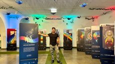 Exposição gratuita oferece caminhada sensível por entre totens e temas humanos - Imagem: Divulgação