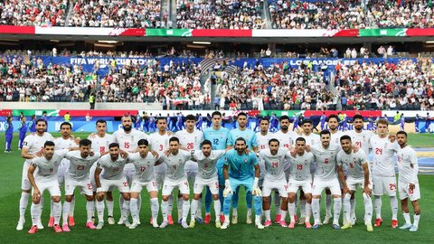 Seleção iraniana perfilada para partida contra a Nova Zelândia, válida pelo grupo G da Copa do Mundo de 2026 - Imagem: Reprodução/Agência de Notícias Xinhua