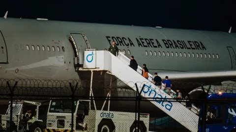 Novo grupo de brasileiros deportados dos EUA chega a Fortaleza em voo da Força Aérea Brasileira, com apoio logístico para Minas Gerais. - Imagem: Reprodução | Redes Sociais - Thiago Gadelha