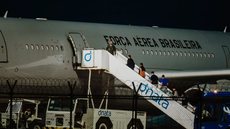 Novo grupo de brasileiros deportados dos EUA chega a Fortaleza em voo da Força Aérea Brasileira, com apoio logístico para Minas Gerais. - Imagem: Reprodução | Redes Sociais - Thiago Gadelha