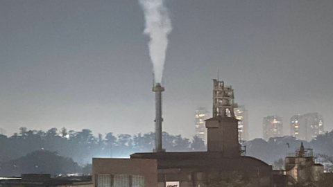 Vista da fábrica da Saint-Gobain em Santo Amaro, alvo de denúncias ambientais e que terá a produção encerrada por decisão conjunta de órgãos públicos. - Imagem: Reprodução.