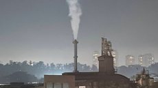 Vista da fábrica da Saint-Gobain em Santo Amaro, alvo de denúncias ambientais e que terá a produção encerrada por decisão conjunta de órgãos públicos. - Imagem: Reprodução.