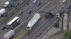 Faixa da Marginal Tietê fica bloqueada após colisão de caminhão - Imagem: Reprodução / TV Globo