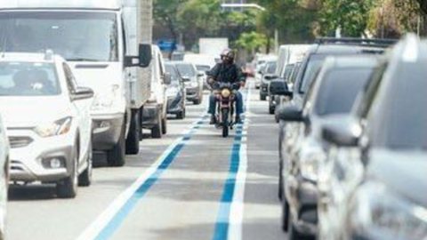 Os trechos que adotaram a nova sinalização da Faixa Azul, tem a intenção de uma maior segurança aos motoqueiros - Imagem: reprodução X I @Metropoles