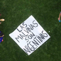 Jogadores da Argentina celebram vitória sobre a Inglaterra na semifinal da Copa do Mundo de 2026, em Atlanta, em meio à polêmica provocada por faixa com referência às Ilhas Malvinas - Imagem: Reprodução