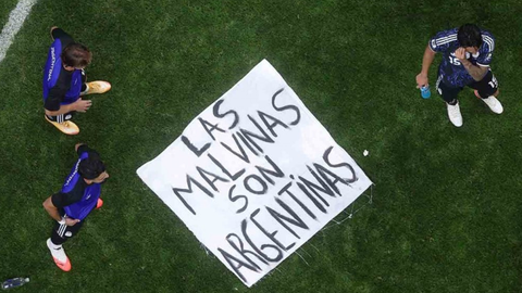 Jogadores da Argentina celebram vitória sobre a Inglaterra na semifinal da Copa do Mundo de 2026, em Atlanta, em meio à polêmica provocada por faixa com referência às Ilhas Malvinas - Imagem: Reprodução