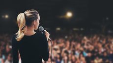 Entenda como a habilidade de falar em público se tornou crucial para executivos e profissionais em diversas áreas. - Imagem: Reprodução | Freepik