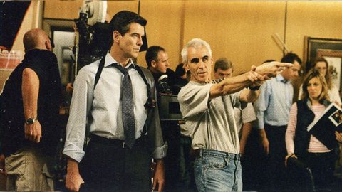 Lee Tamahori ao lado de Pierce Brosnan durante as gravações de "007: Um Novo Dia para Morrer" - Imagem: Reprodução / MGM Studios