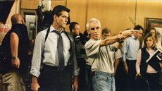 Lee Tamahori ao lado de Pierce Brosnan durante as gravações de "007: Um Novo Dia para Morrer" - Imagem: Reprodução / MGM Studios