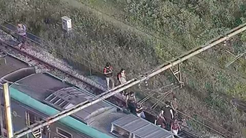 Passageiros precisaram caminhar até a estação mais próxima - Imagem: Reprodução / Globoplay