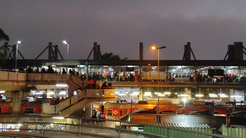 Internauta relata enorme fila para embarque na estação Itaim Paulista - Imagem: Reprodução / X (antigo Twitter) @FeParadela