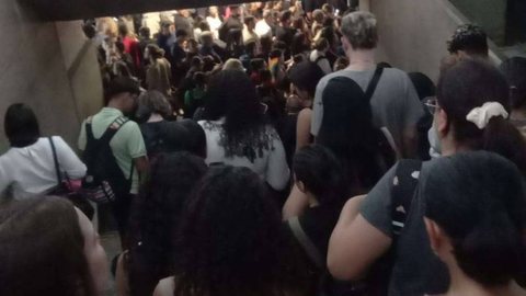 Passageiros enfrentam longas esperas e estações lotadas. - Imagem: Reprodução/Redes Sociais.