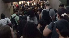 Passageiros enfrentam longas esperas e estações lotadas. - Imagem: Reprodução/Redes Sociais.