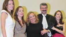 Ministro Marco Aurélio Gastaldi Buzzi ao lado da esposa Katcha e das filhas Catarina, Ana Carolina e Vitória. - Imagem: Reprodução/Redes Sociais.