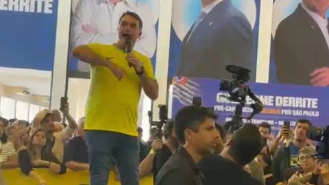 Flávio Bolsonaro destaca a necessidade de apoio político para governabilidade e critica a Anvisa por sua atuação em casos de medicamentos - Imagem: Reprodução/Vinicius Passarelli/Metrópoles
