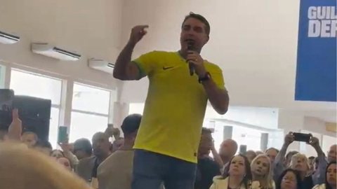 Em discurso, Flávio Bolsonaro destaca a importância da segurança pública e critica a gestão atual em relação ao crime organizado - Imagem: Reprodução/Vinicius Passarelli/Metrópoles