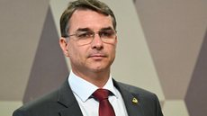 Flávio Bolsonaro também critica a sanção da Lei das Bets, associando o aumento das apostas online ao endividamento da população - Imagem: Reprodução/Evaristo Sá / AFP