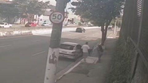A vítima, que havia solicitado proteção três dias antes, foi gravemente ferida após ser atropelada pelo ex-parceiro - Imagem: Reprodução/G1