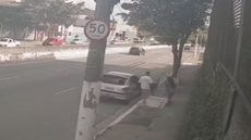 A vítima, que havia solicitado proteção três dias antes, foi gravemente ferida após ser atropelada pelo ex-parceiro - Imagem: Reprodução/G1