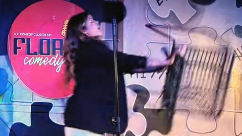 Comediante é alvo de agressão durante show em Florianópolis - Imagem: Reprodução/Redes Sociais