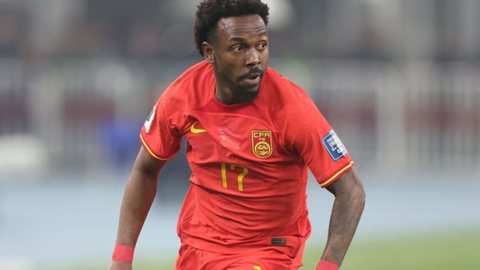 Famoso por integrar a seleção chinesa de futebol, Fernandinho quer tomar o apartamento de sua filha - Imagem: Divulgação