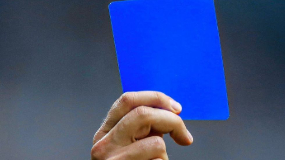 O Cartão Azul pode ser testado ainda em 2024. Ele foi inspirado em uma regra do Rúgbi - Imagem: Reprodução/X @Oledobrasil