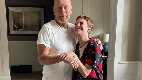 Filha de Bruce Willis emociona a web detalhando estado de saúde do pai com demência - Imagem: reprodução
