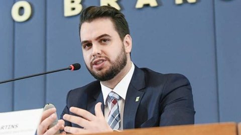 Alexandre de Moraes negou pedido da defesa de Filipe Martins para ampliar o tempo de visitas parlamentares na prisão de Ponta Grossa. - Imagem: Agência Senado / arquivo