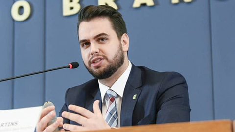 Polícia Federal cumpre mandados na residência de Filipe Martins, ex-assessor do ex-presidente Jair Bolsonaro, no Paraná - Imagem: Reprodução/Facebook
