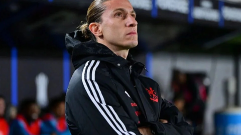 Filipe Luís durante partida do Flamengo; negociações para renovação contratual seguem em andamento - Imagem: Reprodução