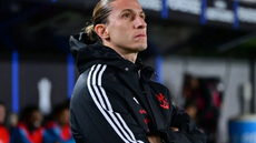 Filipe Luís durante partida do Flamengo; negociações para renovação contratual seguem em andamento - Imagem: Reprodução