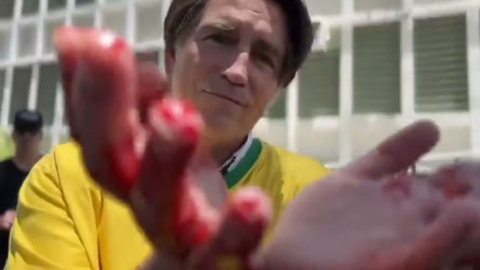 A filmagem no Museu das Favelas, que recria a facada sofrida por Bolsonaro - Imagem: Reprodução | Redes Sociais