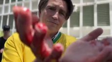 A filmagem no Museu das Favelas, que recria a facada sofrida por Bolsonaro - Imagem: Reprodução | Redes Sociais