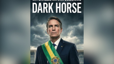 Jim Caviezel caracterizado como Jair Bolsonaro no pôster oficial do filme Dark Horse - Imagem: Reprodução