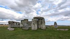 Cientistas desvenda origem da Pedra do Altar de Stonehenge - Imagem: Reprodução / X / @lacosmopolilla
