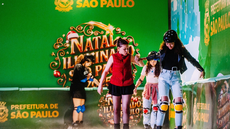 Pista de patinação no gelo no Largo São Bento - Imagem: Leon Rodrigues / SECOM
