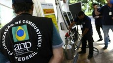 Denúncias podem ser feitas anonimamente no site do Procon-SP, reforçando o papel do consumidor na fiscalização de postos de combustíveis - Imagem: Reprodução/Redes Sociais