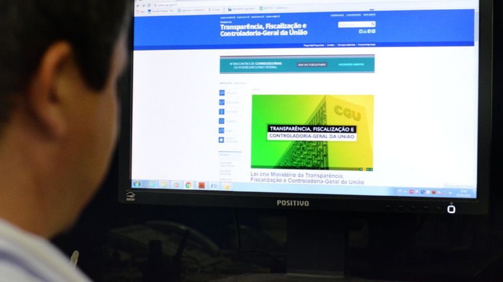 Cidadãos fiscalizam pela internet como prefeitos aplicam dinheiro público. - Imagem: Divulgação / Agência Senado