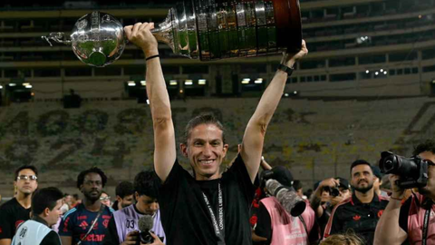 Filipe Luís tem contrato renovado com o Flamengo até 2027 e segue no comando técnico da equipe - Imagem: Reprodução