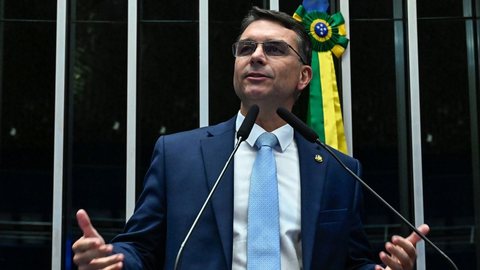 Flávio Bolsonaro saiu em defesa de uma “apuração transparente” após a PF colocar Ciro Nogueira no centro da investigação sobre o Banco Master. - Imagem: Reprodução / Waldemir Barreto - Agência Senado