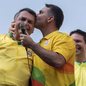 Flávio Bolsonaro visita pai em prisão domiciliar e destaca apoio à Seleção Brasileira - Imagem: Reprodução/Eduardo Anizelli/Folhapress