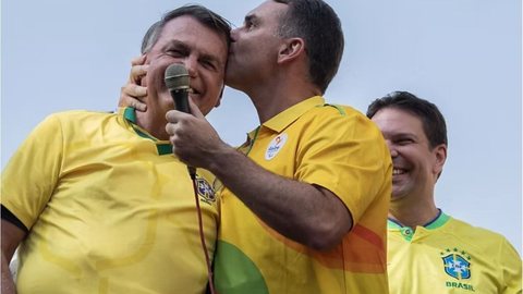 Flávio Bolsonaro visita pai em prisão domiciliar e destaca apoio à Seleção Brasileira - Imagem: Reprodução/Eduardo Anizelli/Folhapress