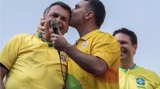 Flávio Bolsonaro visita pai em prisão domiciliar e destaca apoio à Seleção Brasileira - Imagem: Reprodução/Eduardo Anizelli/Folhapress