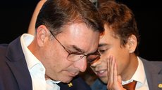 Nikolas Ferreira discursa durante homenagem a Flávio Bolsonaro em Belo Horizonte e defende união da direita em torno da pré-candidatura do senador à Presidência. - Imagem: Beto Barata / PL