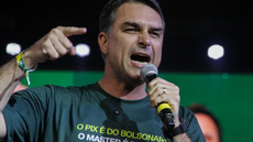 Flávio Bolsonaro afirmou que se reuniu com Daniel Vorcaro para romper relações após denúncias envolvendo o Banco Master - Imagem: Reprodução